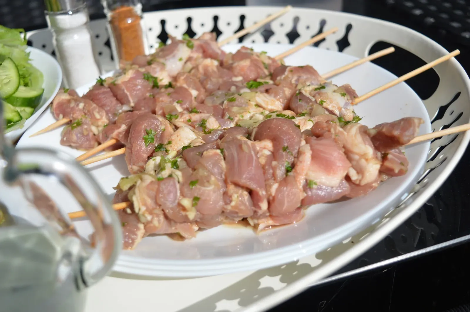 Pikantiški kiaulienos iešmeliai su tarkuotų agurkų ir jogurto padažu