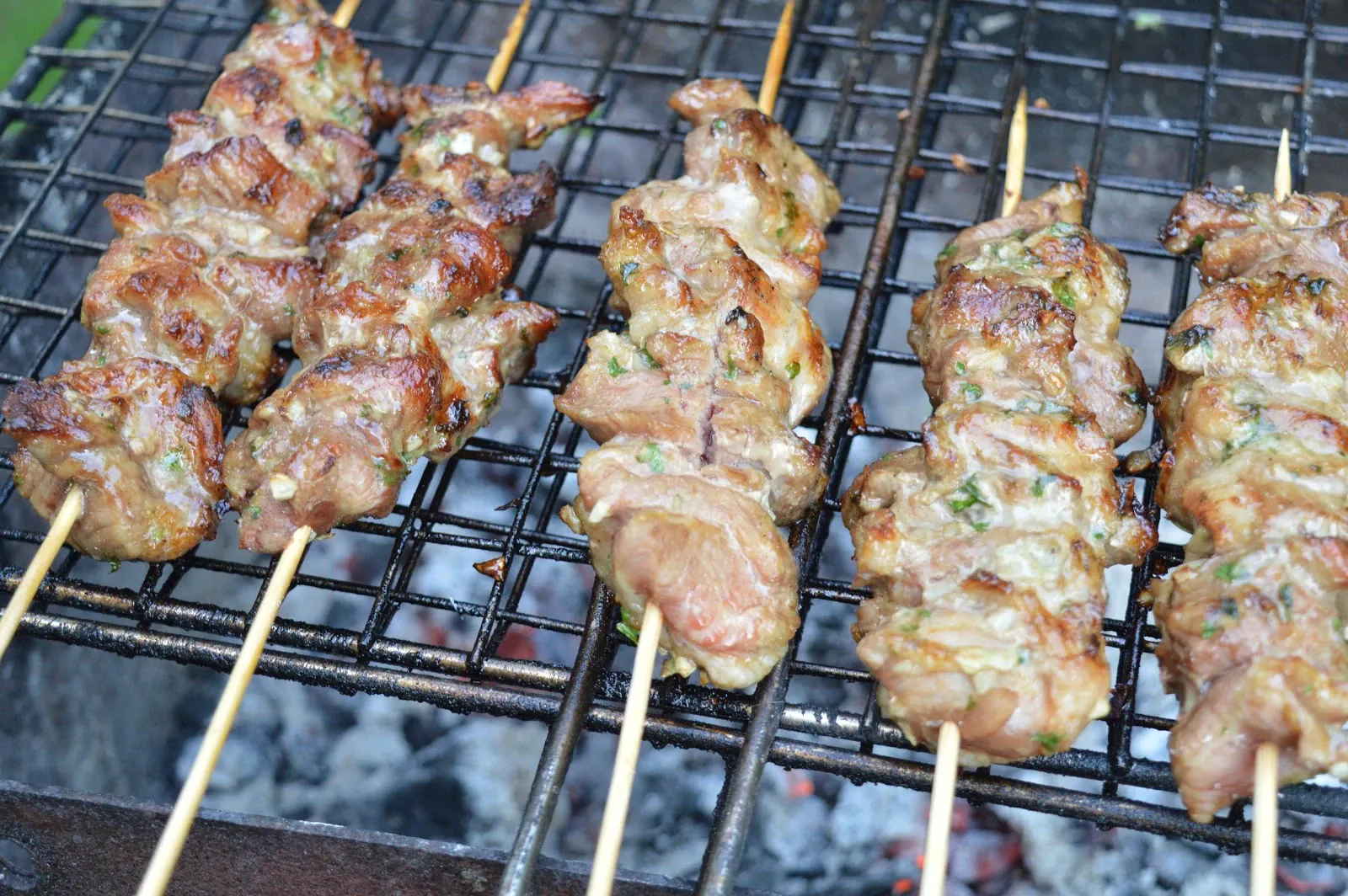 Pikantiški kiaulienos iešmeliai su tarkuotų agurkų ir jogurto padažu