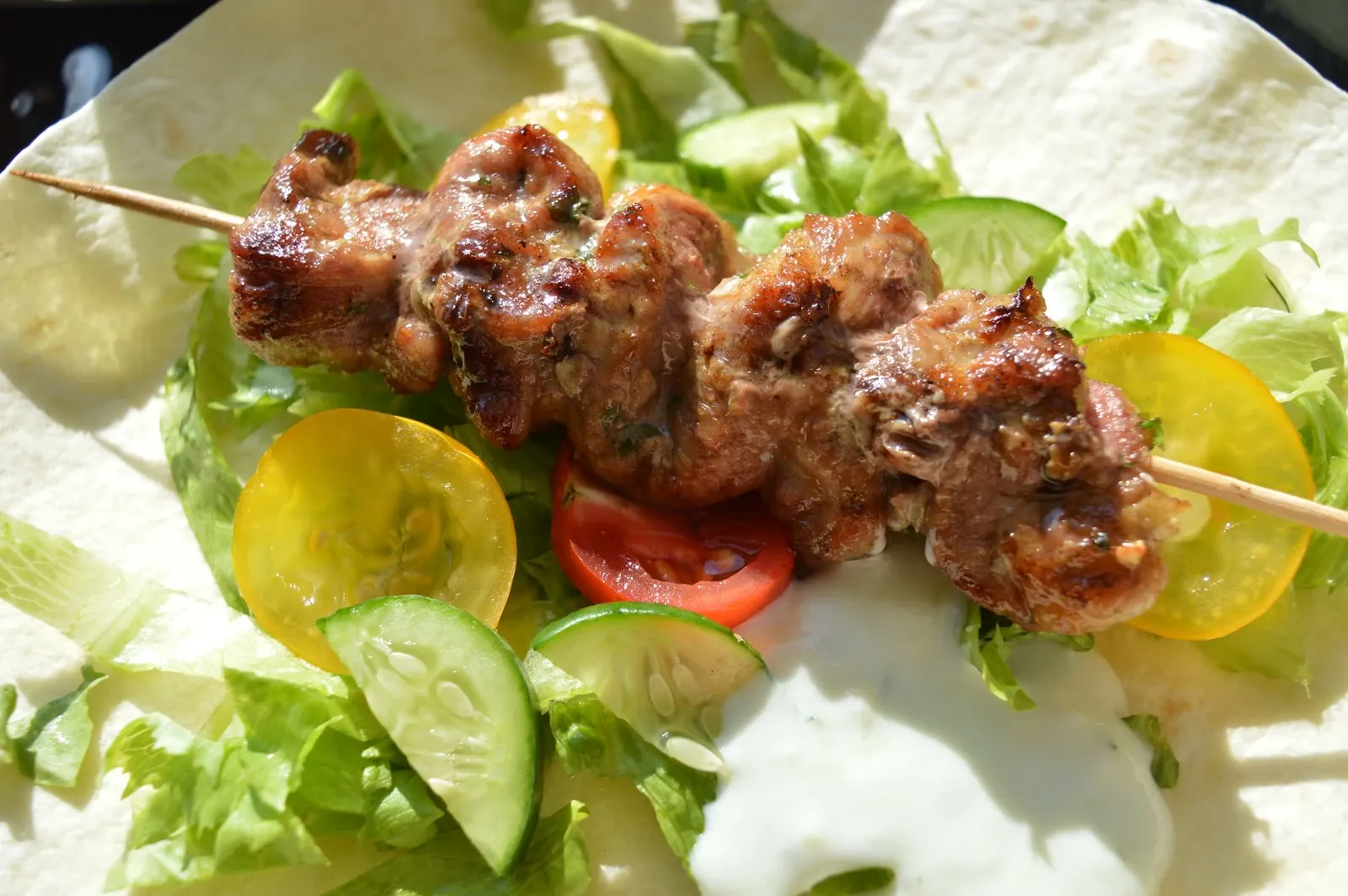 Pikantiški kiaulienos iešmeliai su tarkuotų agurkų ir jogurto padažu