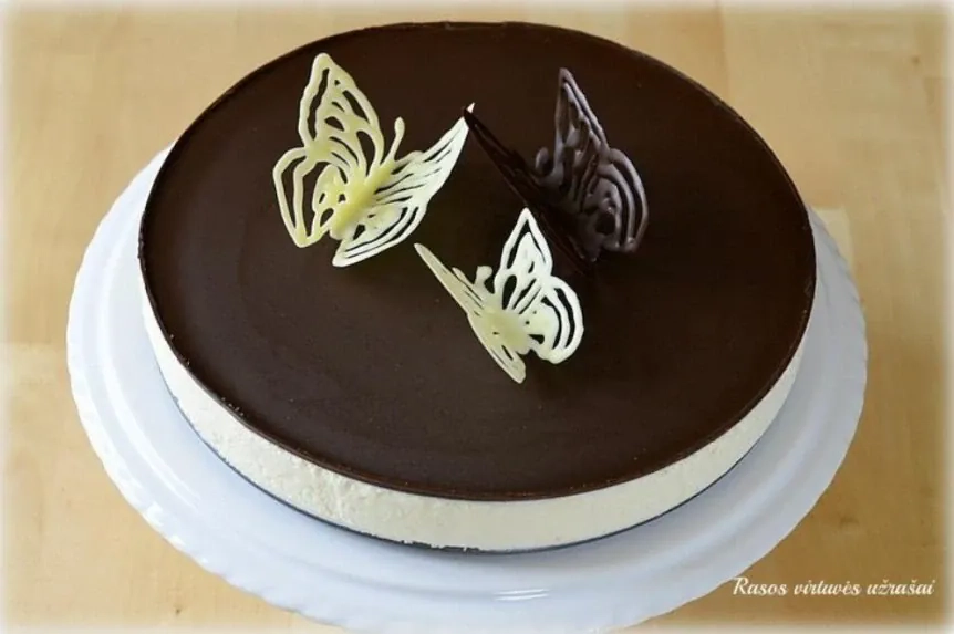 Tortas Paukščių pienas su sutirštinto pieno suflė ir šokoladiniu glajumi