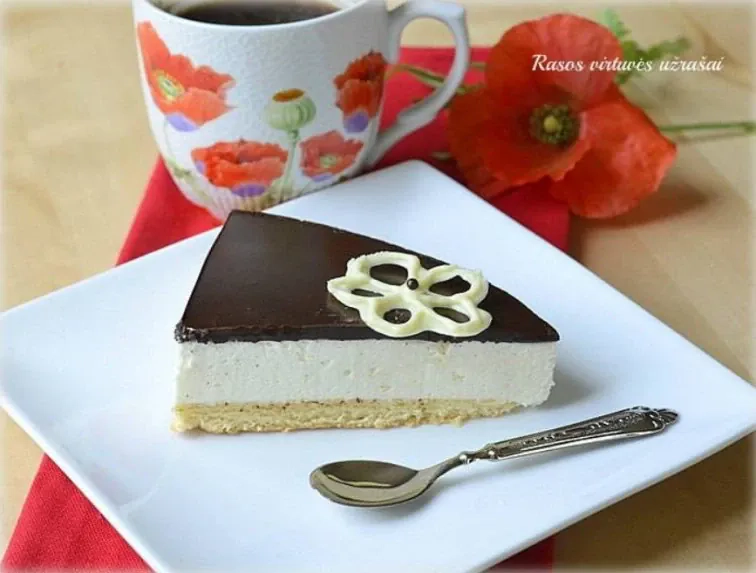 Tortas Paukščių pienas su sutirštinto pieno suflė ir šokoladiniu glajumi