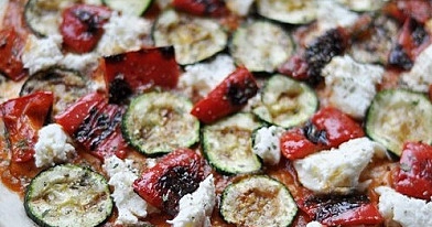Vegetariška pica su keptom daržovėm