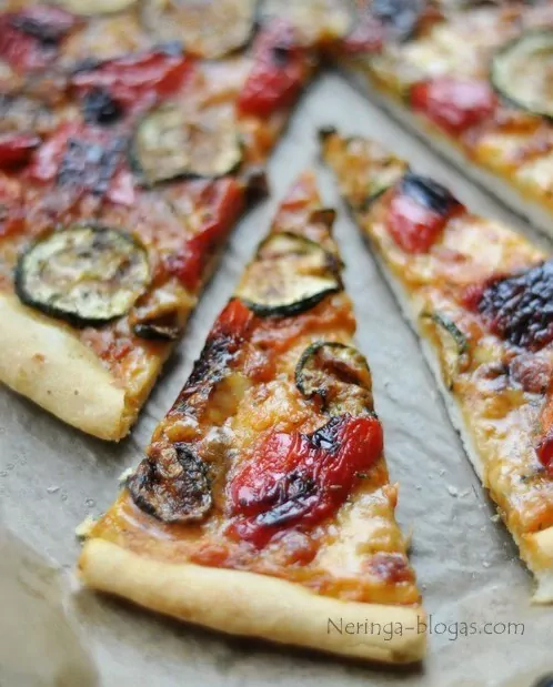 Vegetariška pica su keptom daržovėm