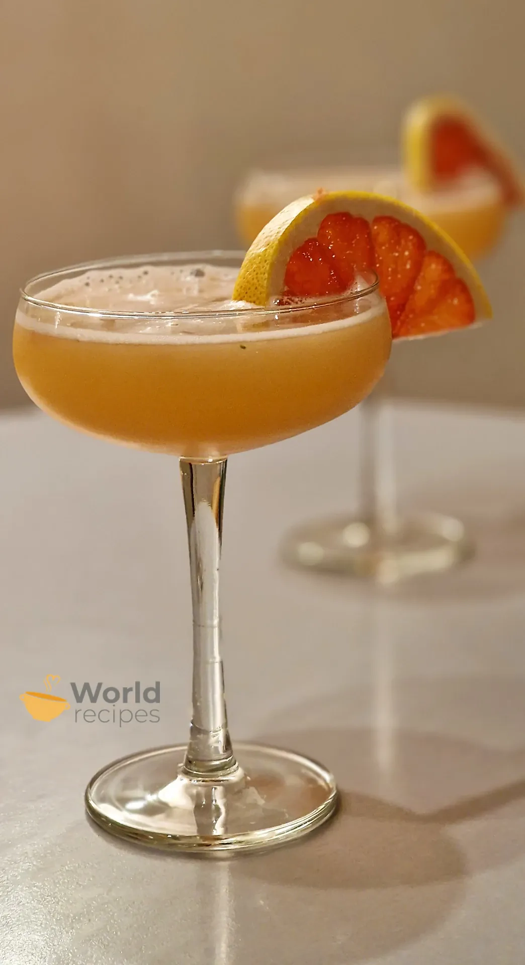Grapefruit basil martini - degtinės, martinio ir greipfrutų sulčių kokteilis