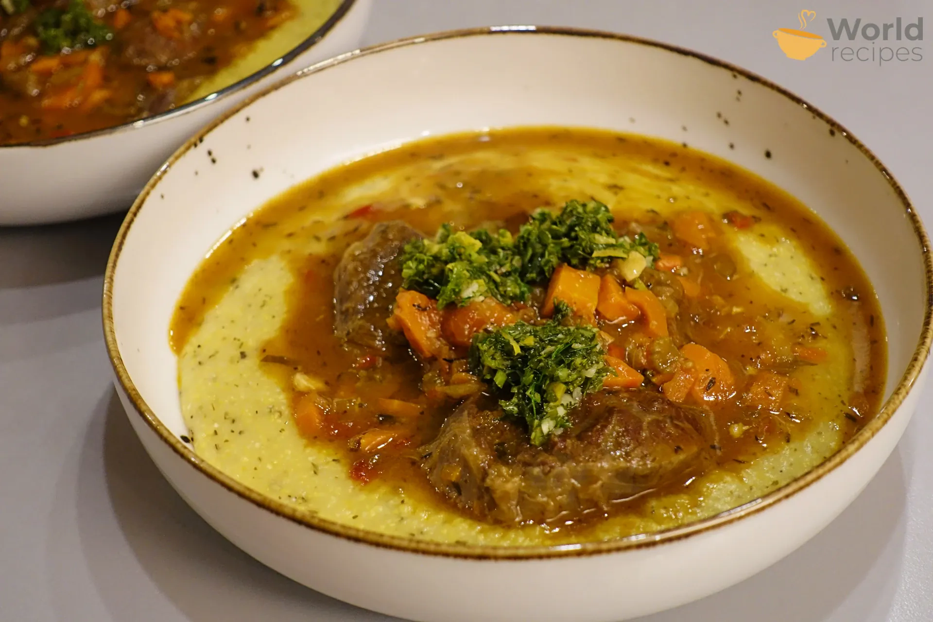 Itališkas ossobuco arba jautienos kulninės troškinys su polenta ir gremolata