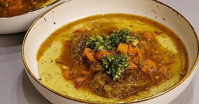 Itališkas ossobuco arba jautienos kulninės troškinys su polenta ir gremolata