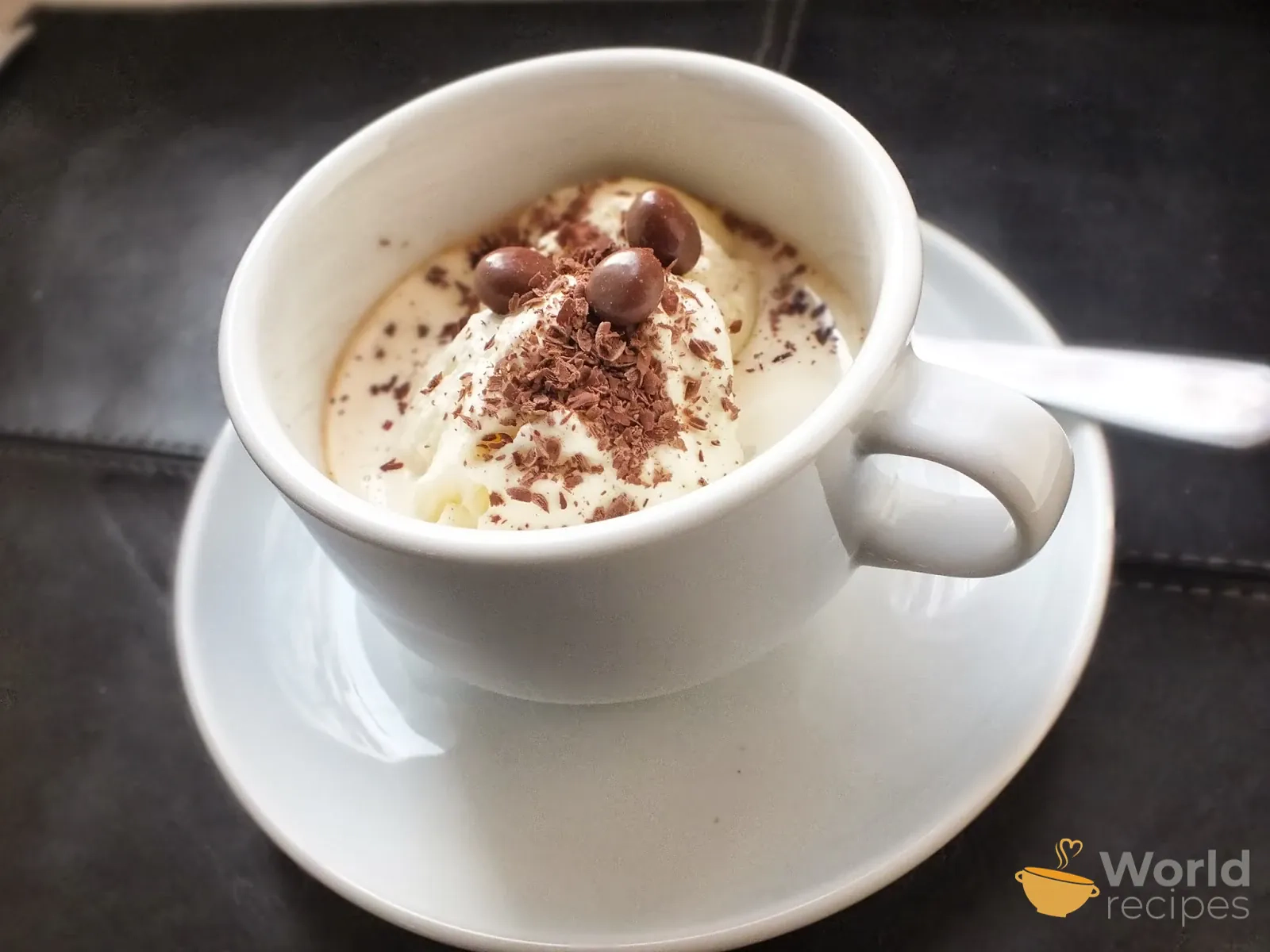 Kavos ir vanilinių ledų desertas "Espresso sundae"