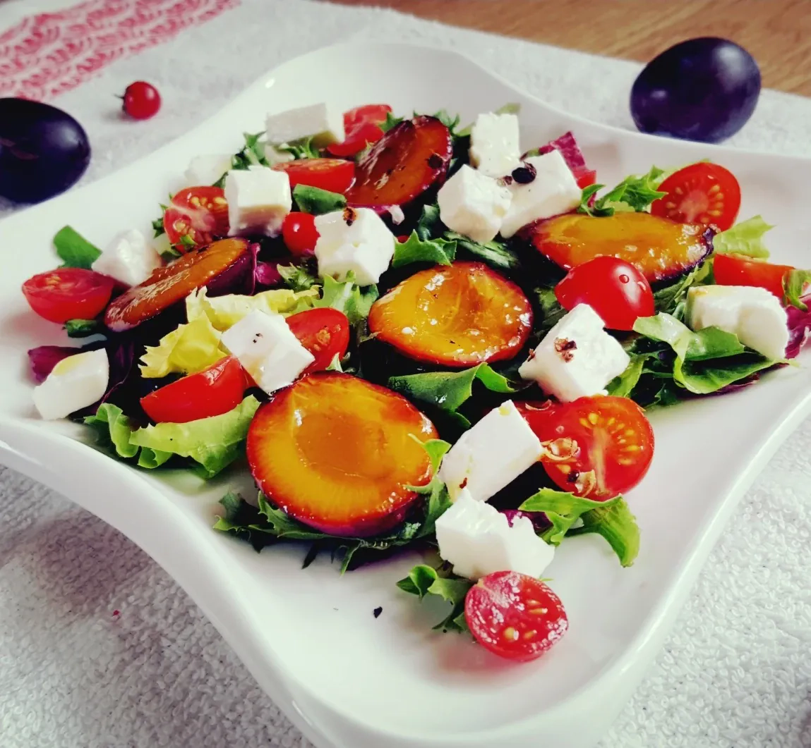 Salotos su karamelizuotomis slyvomis ir feta sūriu