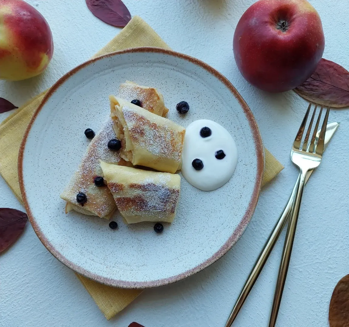 Lietiniai blynai su obuolių ir cinamono įdaru