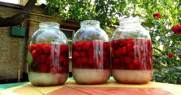 Uogų užpiltinė "Keturi ant keturių": nepamirškite apversti stiklainio