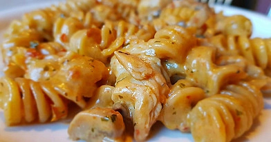 Makaronai su vištiena, pievagrybiais, grietinėle ir sūriu