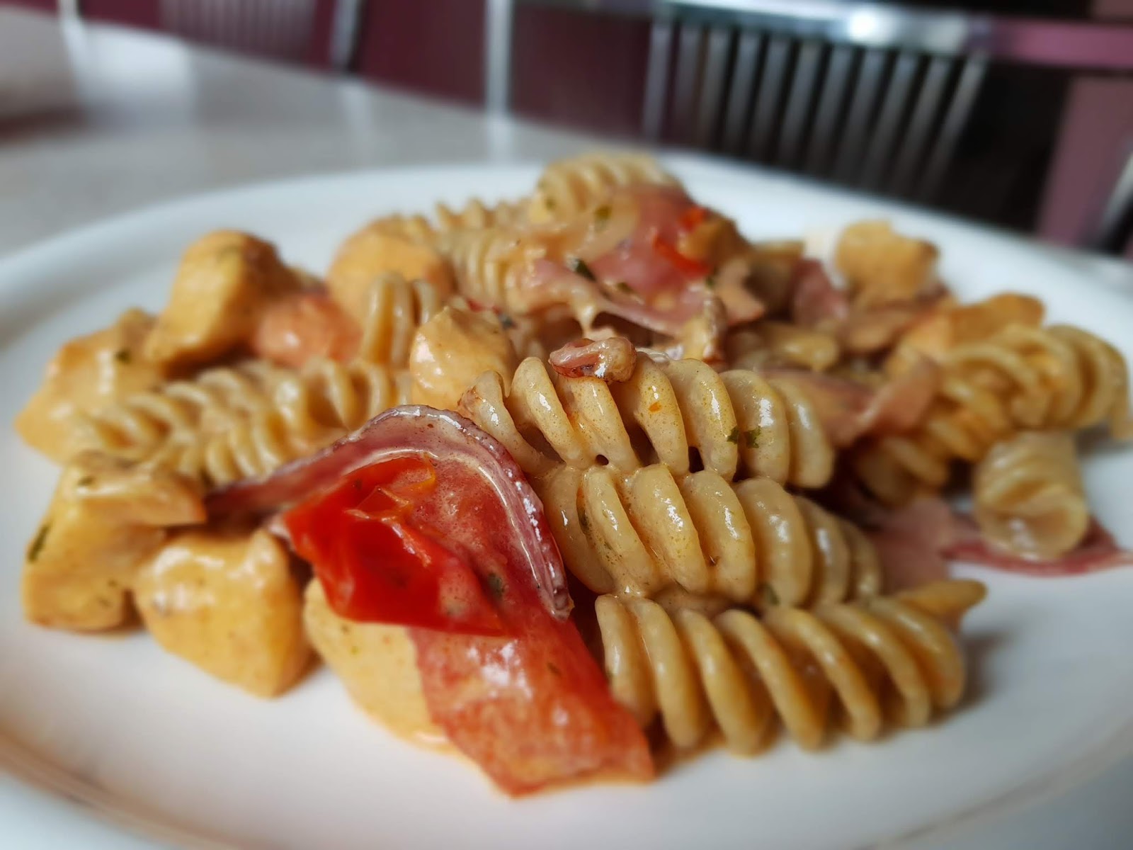 patiekti makaronai su vištiena ir kumpiu