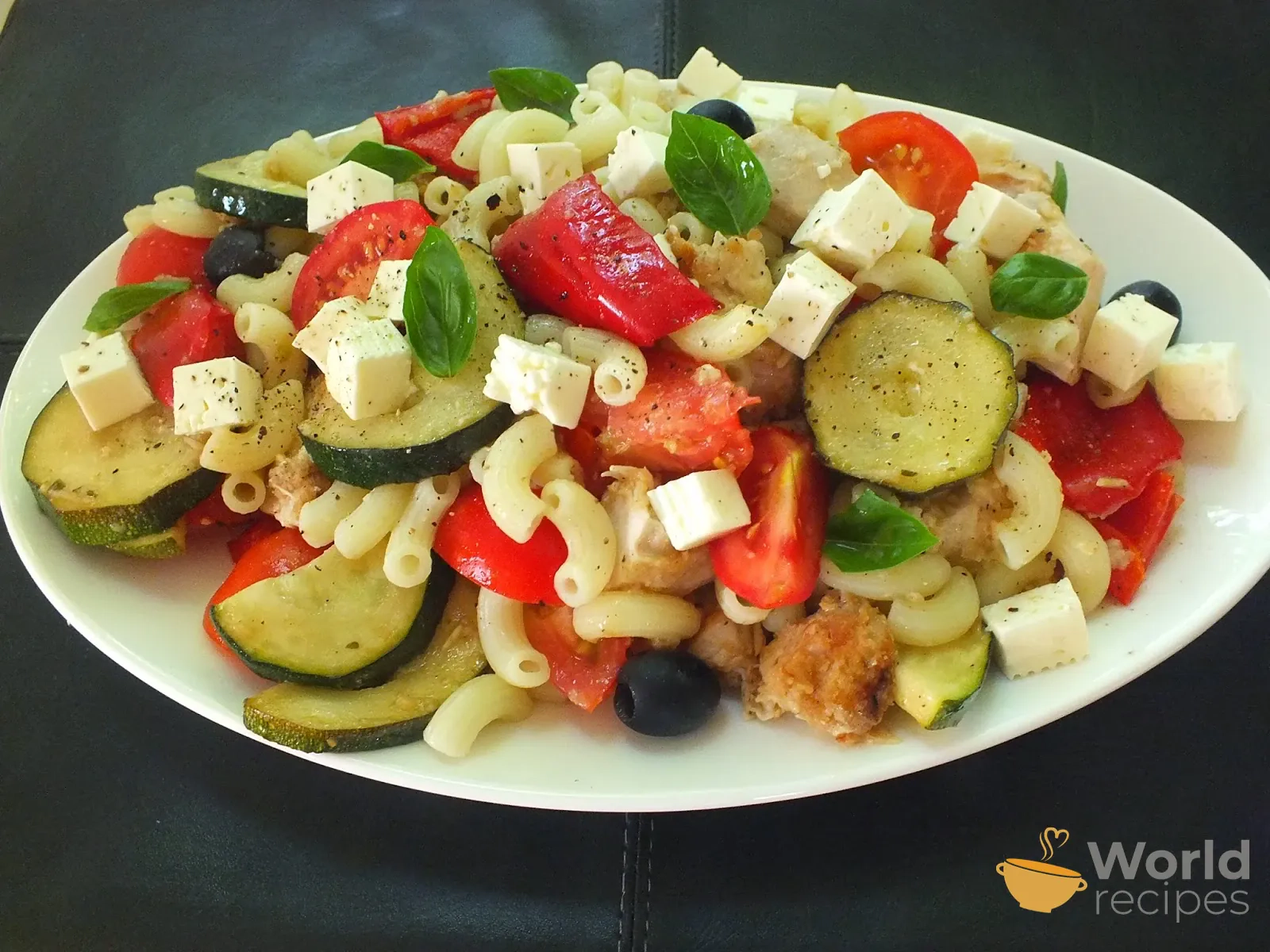 Keptų daržovių ir vištienos salotos su makaronais bei feta sūriu