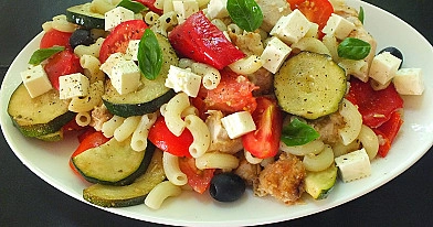 Keptų daržovių ir vištienos salotos su makaronais bei feta sūriu