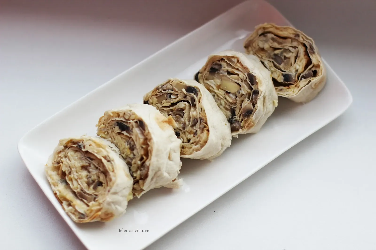 Lavašas su pievagrybių, sūrio, kiaušinių ir marinuotų kaparėlių įdaru