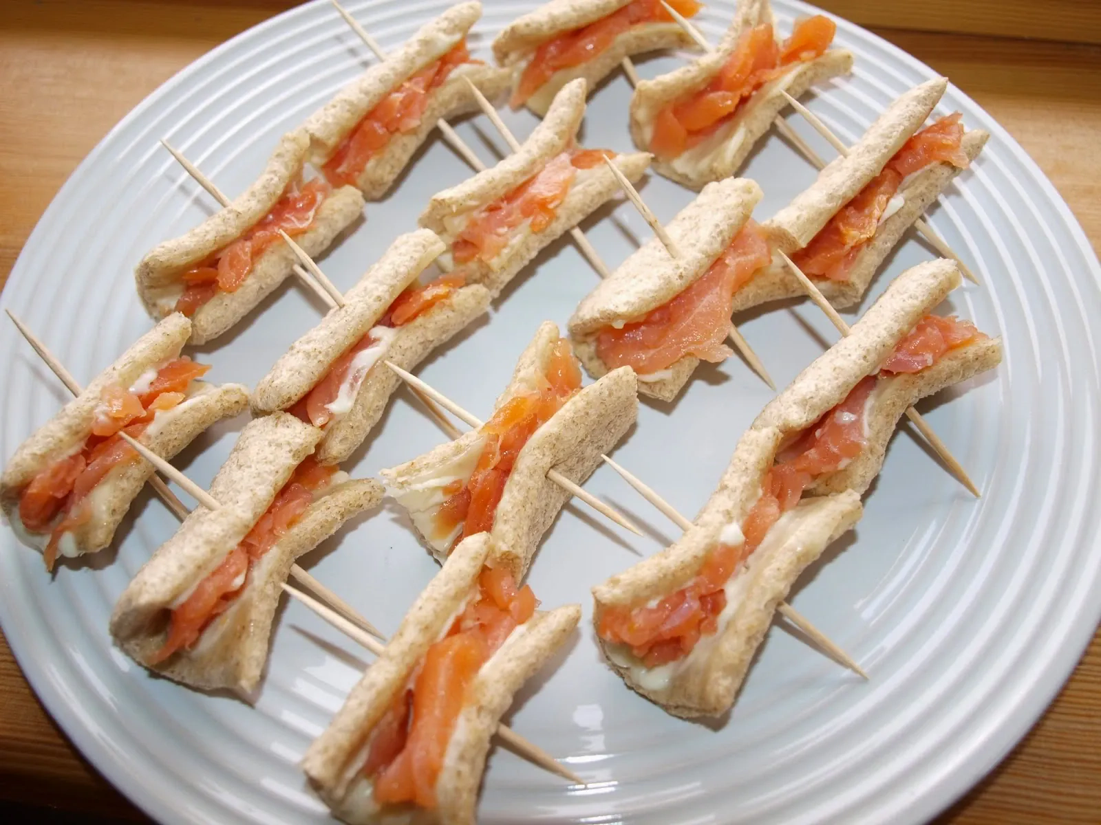 Duoniukų užkandėlė su lašiša su lydytu sūriu