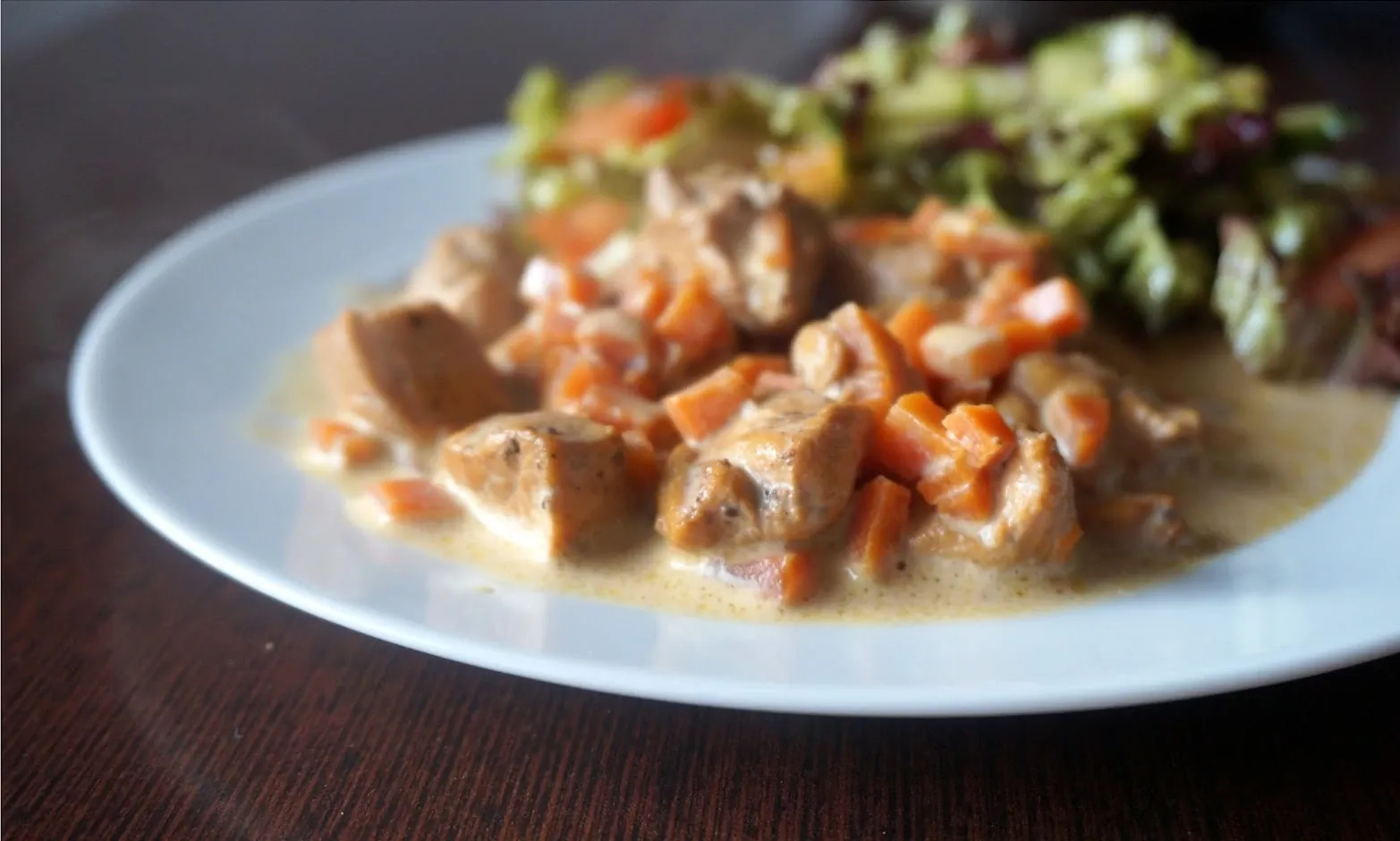 Vištiena sojų ir grietinėlės padaže su morkomis