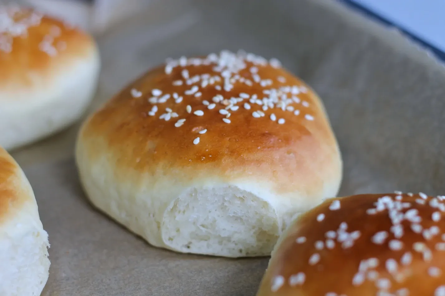 Naminės mielinės bandelės mėsainiams su sezamo sėklomis