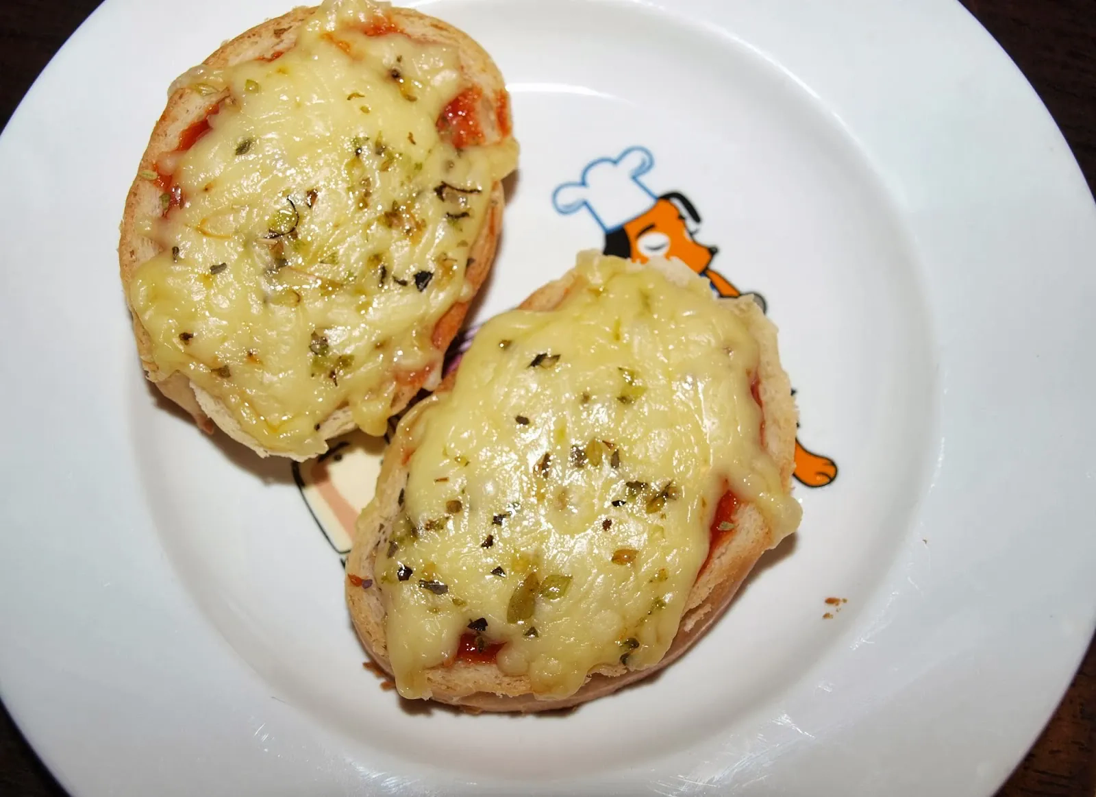 Picos skonio sumuštiniai su sūriu ir pomidorų padažu