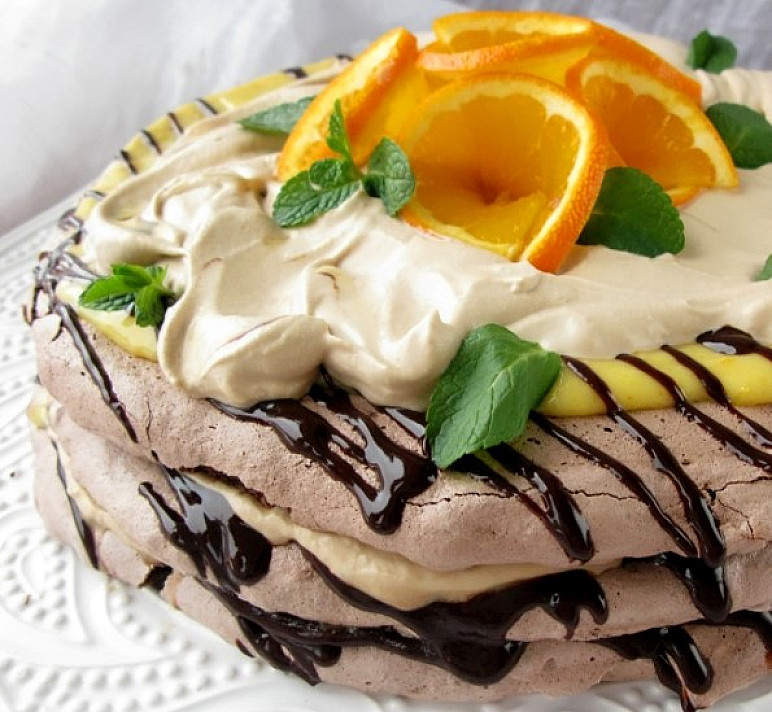 Morenginis tortas su šokoladu ir apelsinų kremu
