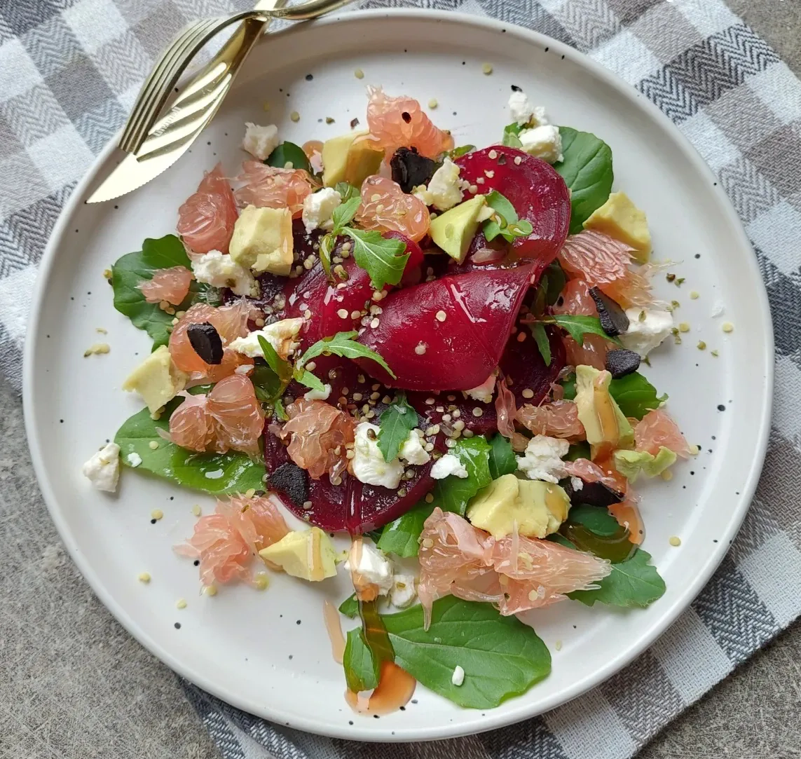 Salotos su burokėliais, greipfrutu, avokadu ir feta sūriu