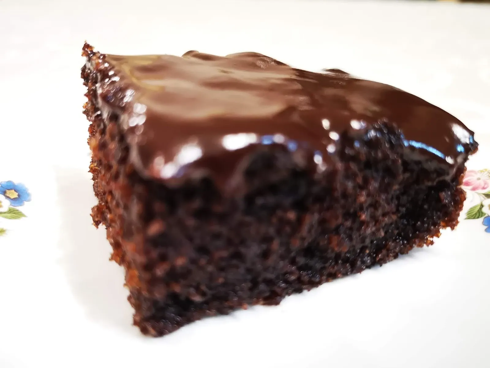 Šokoladinis pyragas su manais ir sviestiniu glajumi