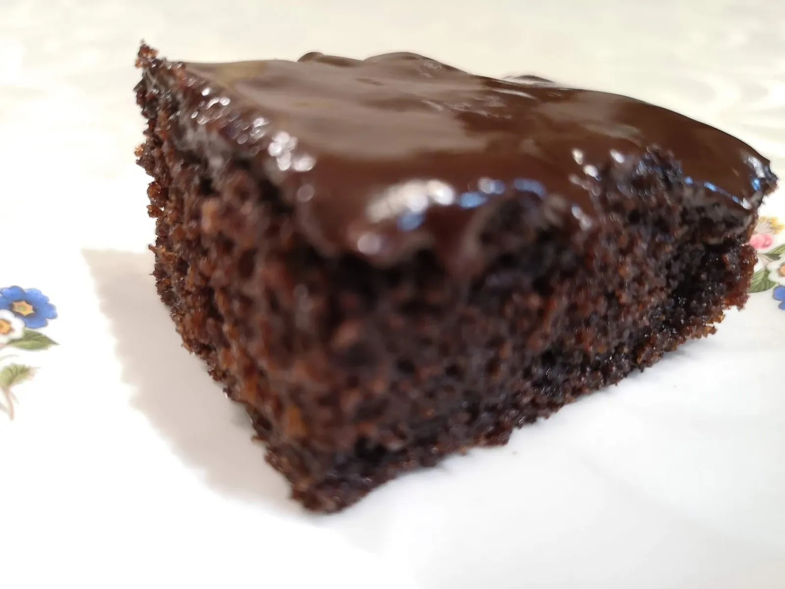 Šokoladinis pyragas su manais ir sviestiniu glajumi