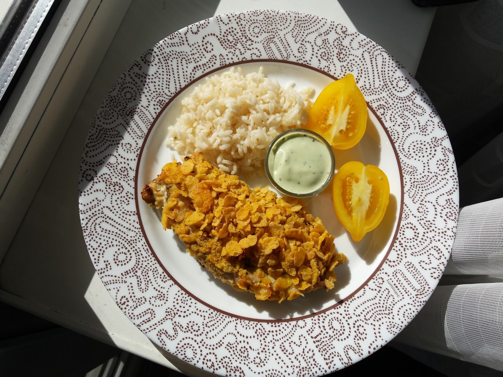 vištienos krūtinėlė kukurūzų dribsniuose ir graikiškame jogurte patiekta su garnyru