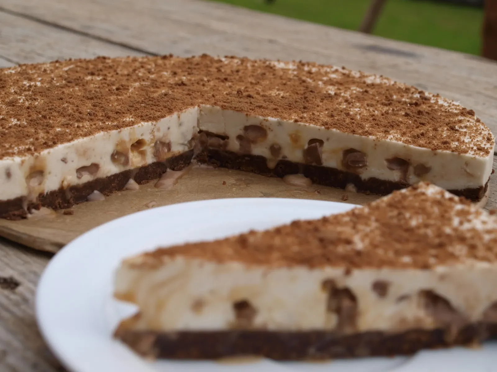 Varškės tortas "Marsas" su grietinėle ir šokoladinių sausainių pagrindu