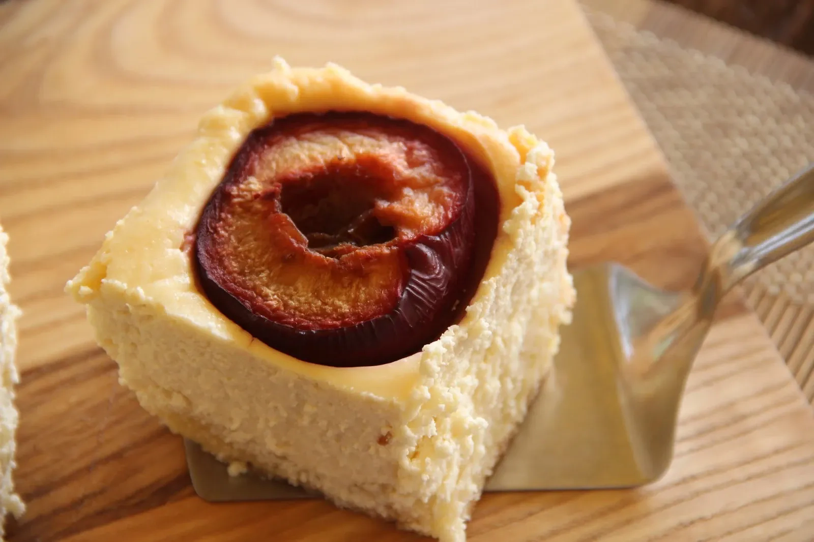 Varškės ir slyvų pyragas su saldintu sutirštintu pienu