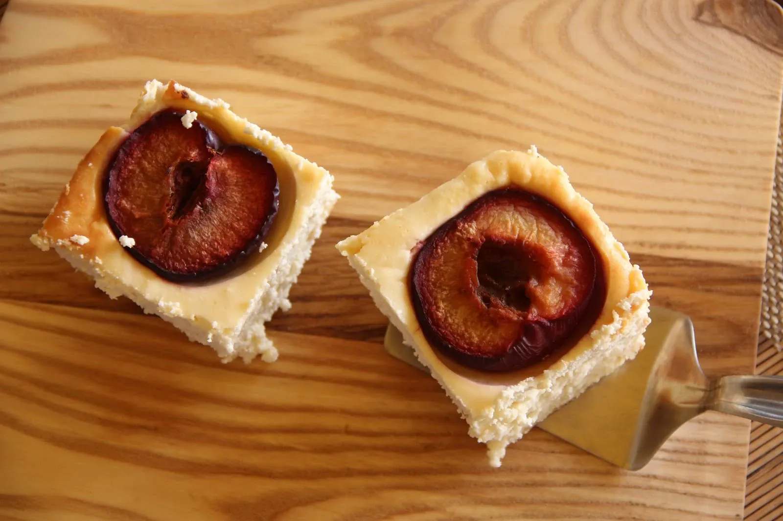 Varškės ir slyvų pyragas su saldintu sutirštintu pienu