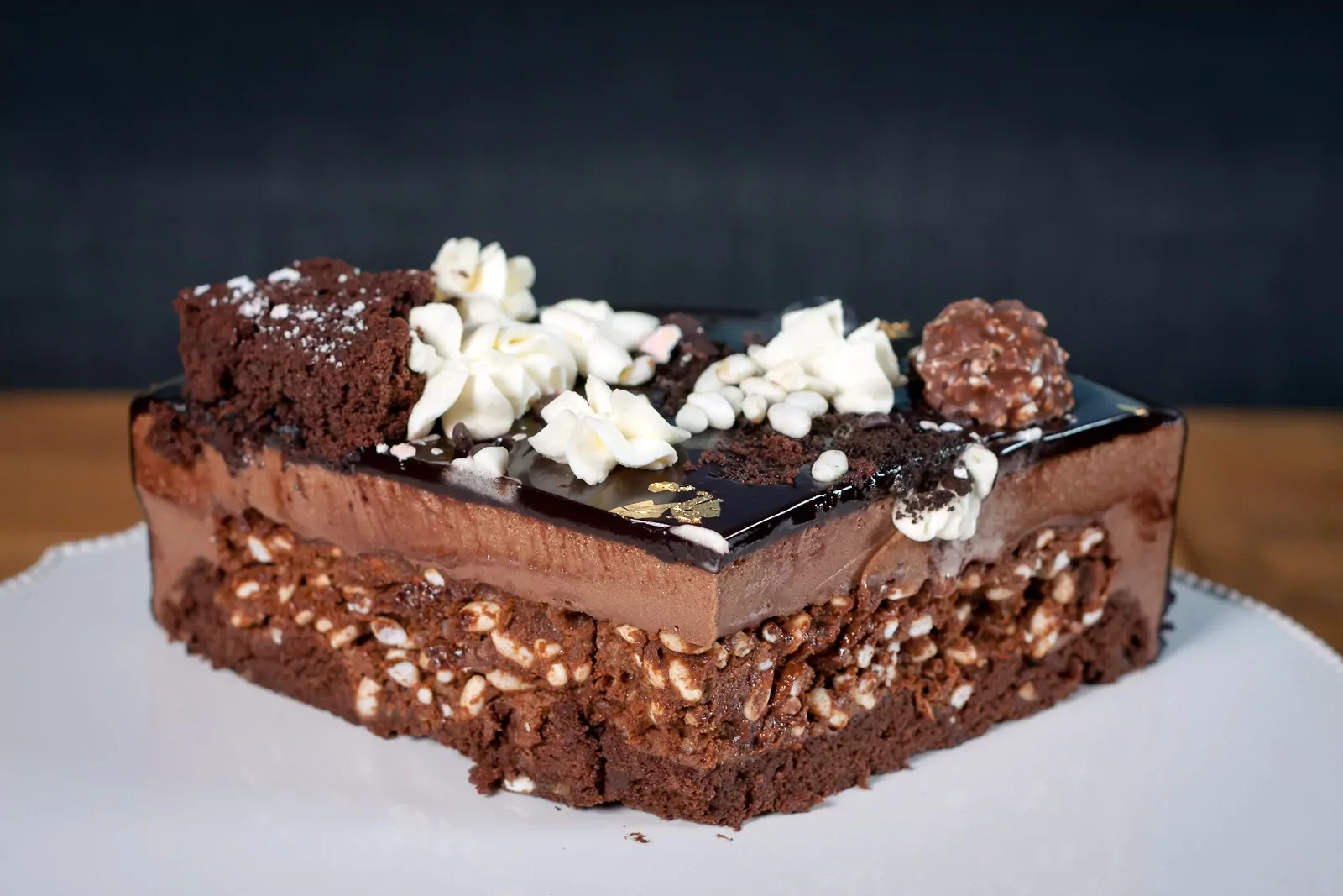 Tėčio gimtadienio tortas arba Šokoladinis tortas su traškiu "praline" sluoksniu