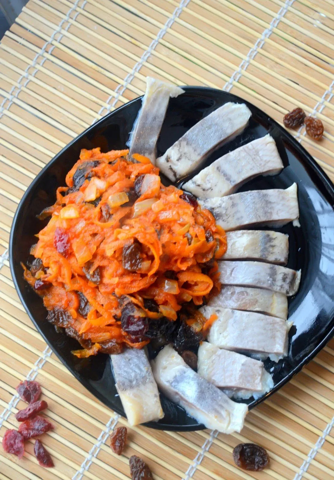 Silkė su daržovėmis ir džiovintais vaisiais