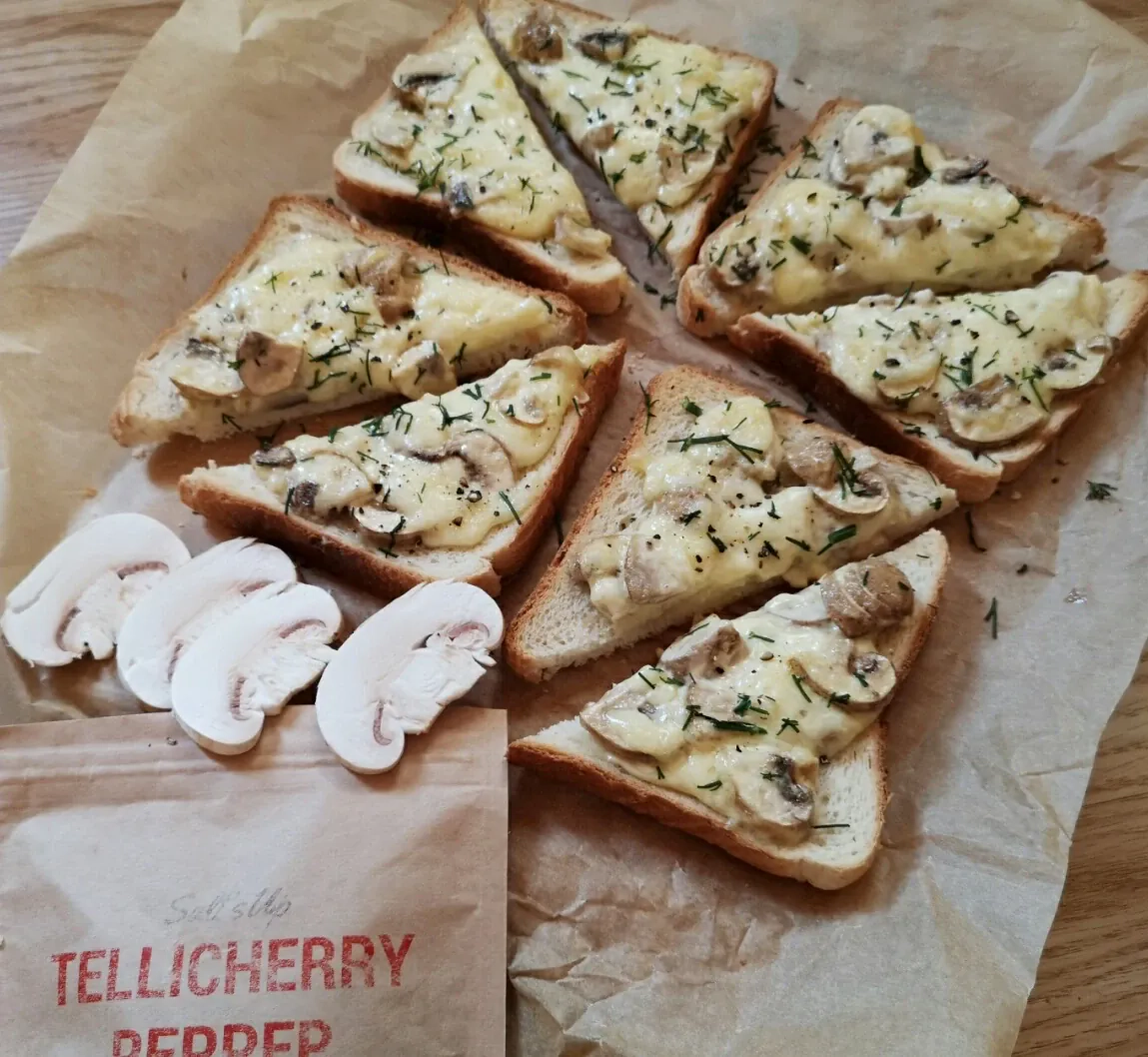 Karšti sumuštiniai su pievagrybiais, fermentiniu sūriu ir majonezu, kepti orkaitėje