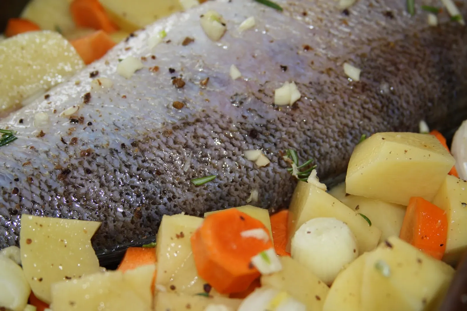 Orkaitėje keptas starkis su morkomis, bulvėmis ir grietinėlės padažu