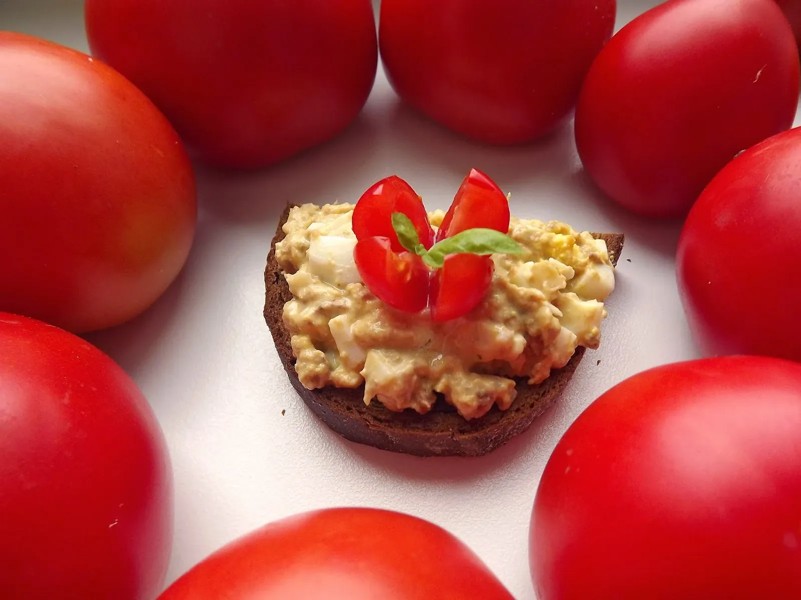 Tuno užtepėlė su kiaušiniais, svogūnu ir majonezu