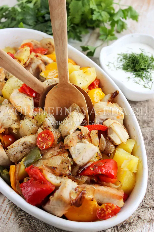 Indyk z warzywami w piekarniku