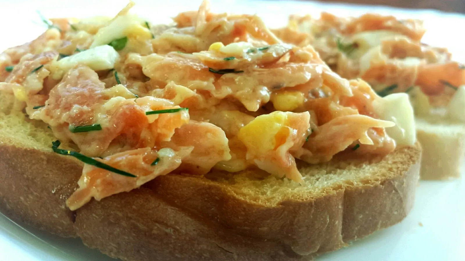 Pusryčių užtepėlė su rūkyta lašiša, kiaušiniais, krapais ir majonezu