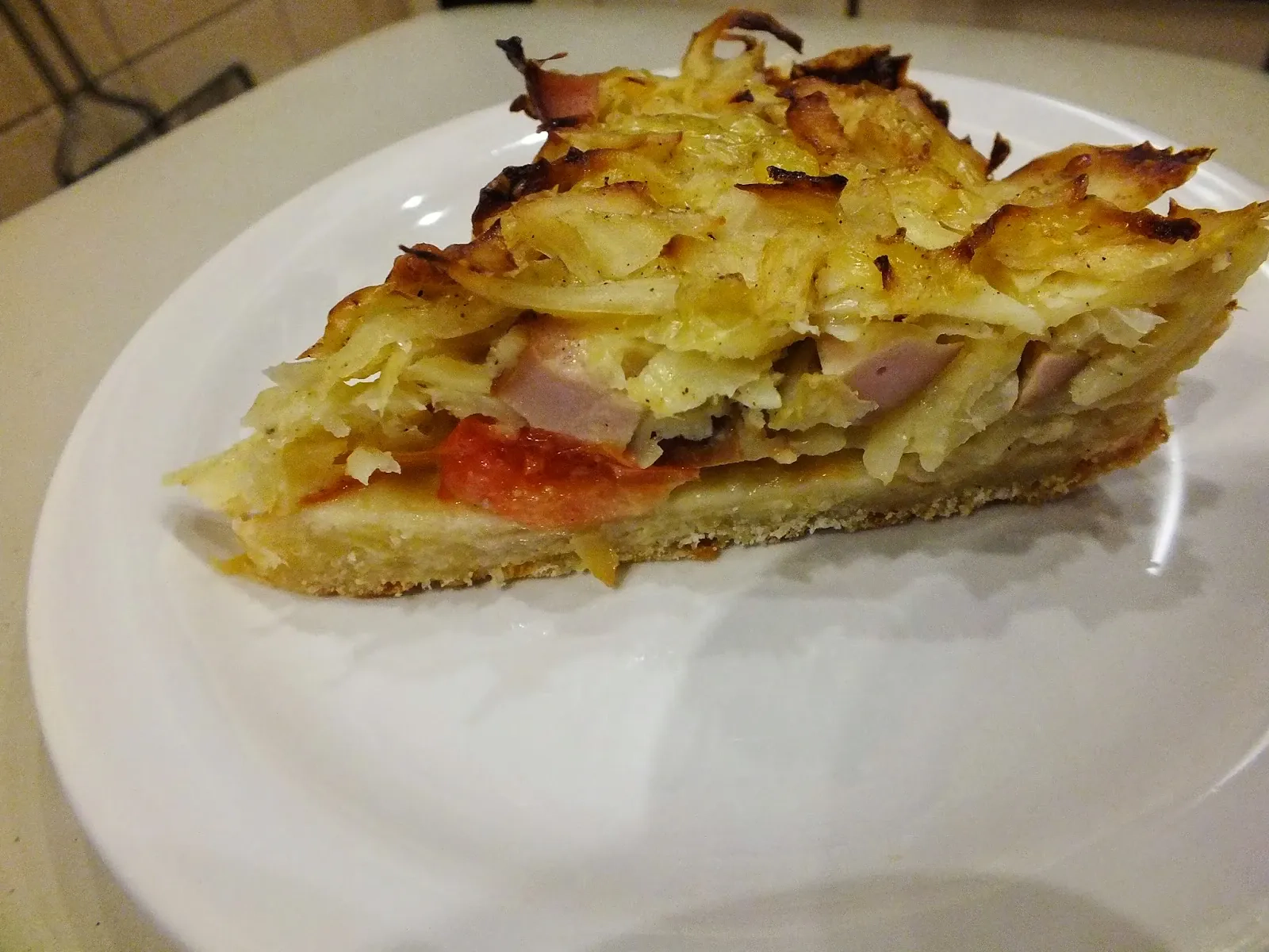 Trapios tešlos pyragas - paplotis su kopūstais ir dešrelėmis