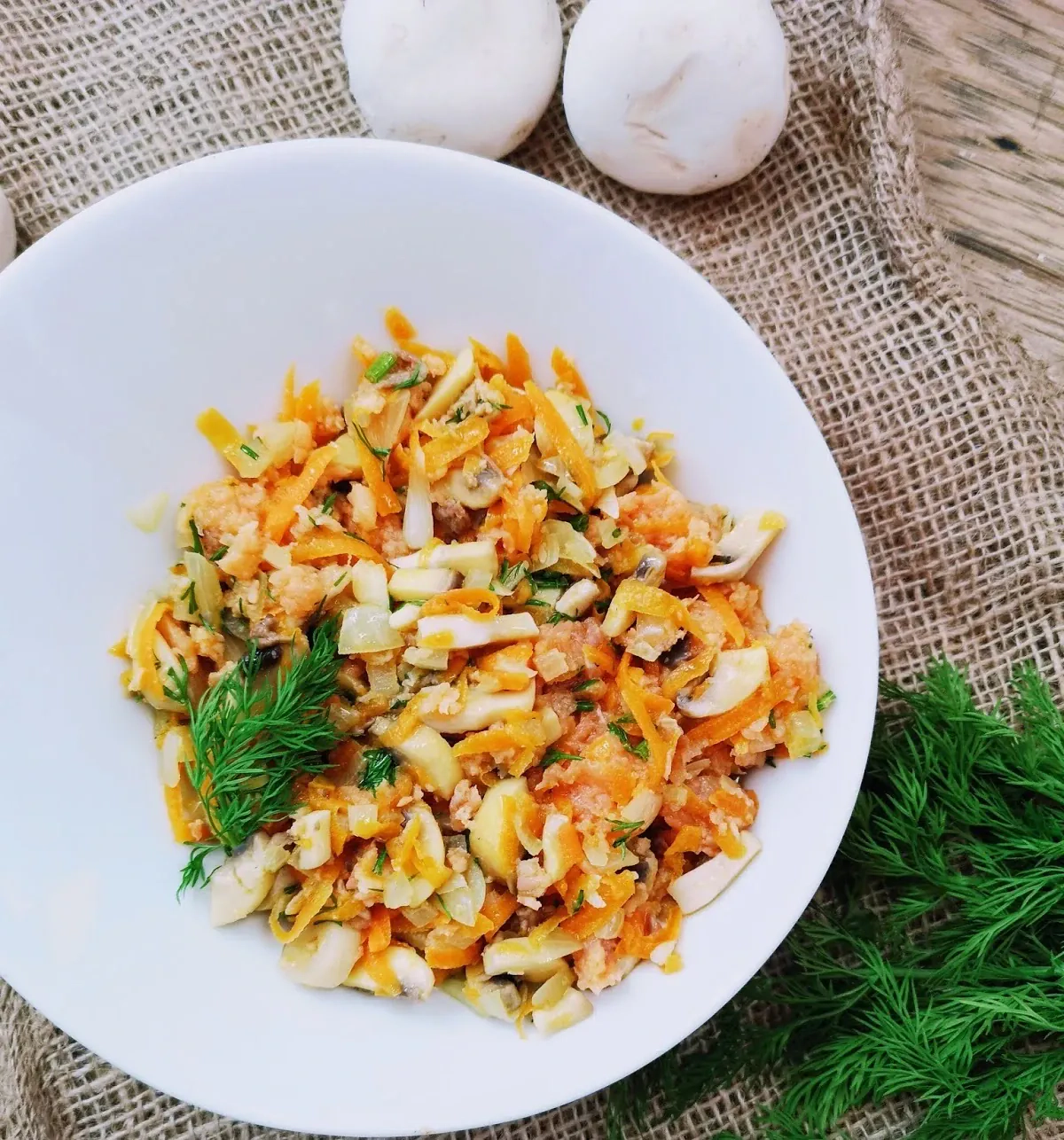 Kūčių mišrainė "Vietoj silkės" - su rūkyta lašiša, svogūnais, morkomis ir pievagrybiais