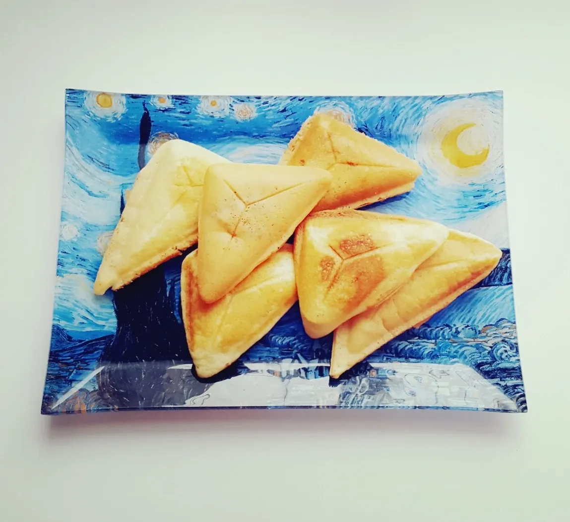 Purios ir minkštos biskvitinės bandelės sumuštinių keptuvėje su įdaru