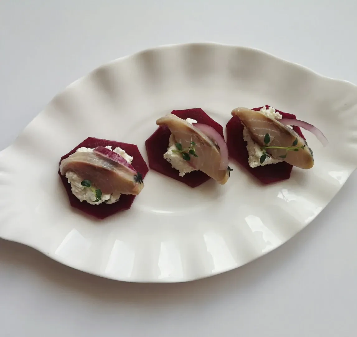 Silkės užkandis su raugintu burokėliu ir varškės kremu