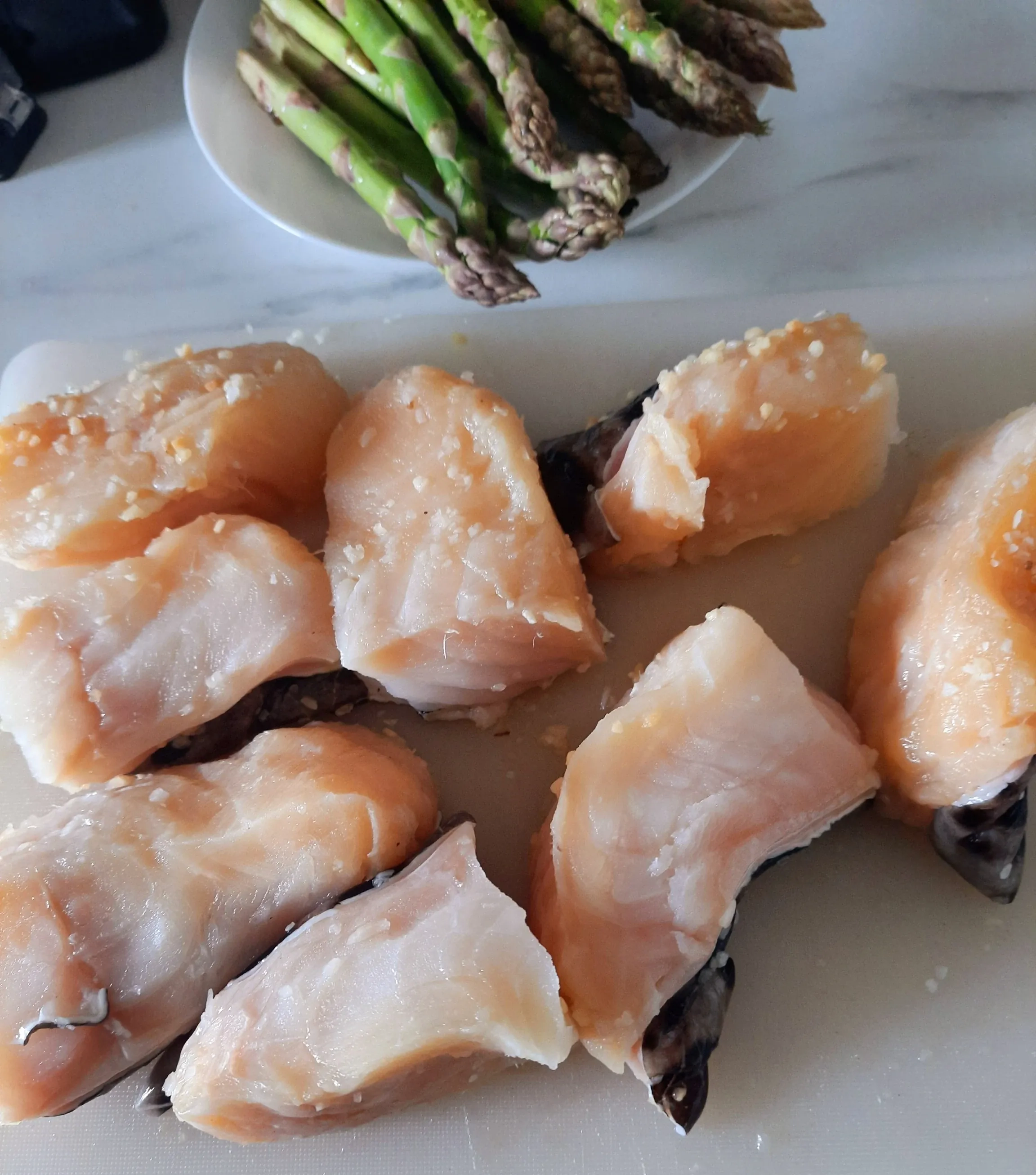 Vilkžuvė svieste su česnakiniais smidrais