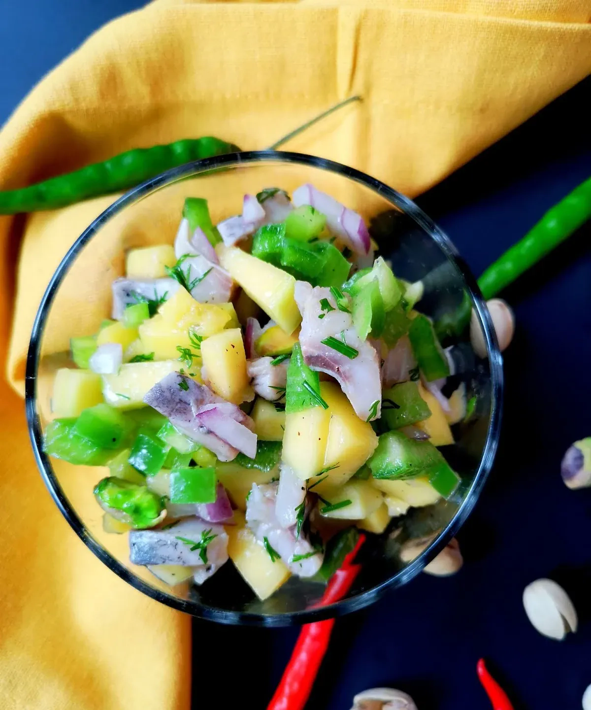 Silkė su mangu, paprikomis ir pistacijų riešutais