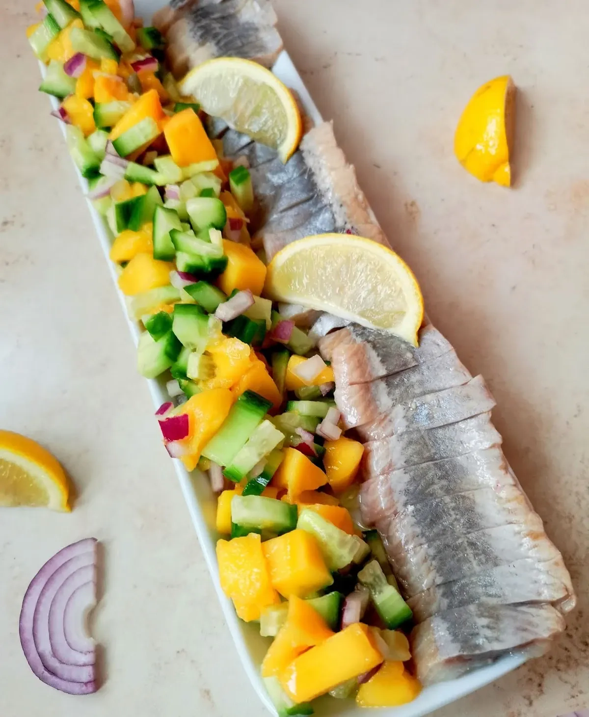 Silkė su mango, raudonųjų svogūnų, agurkų ir jalapenų salsa