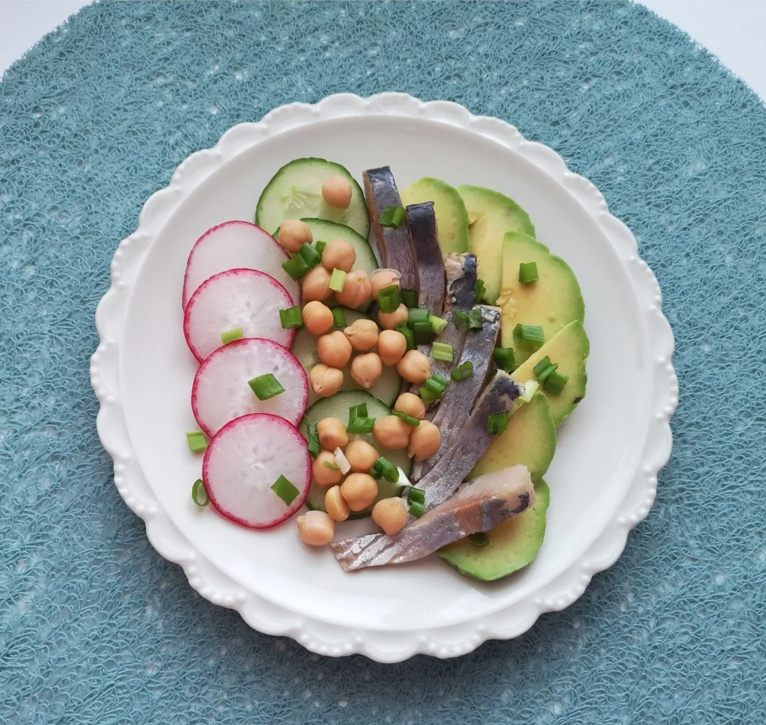 Silkės salotos su avokadais, agurkais, ridikėliais ir avinžirniais pagal Beatą