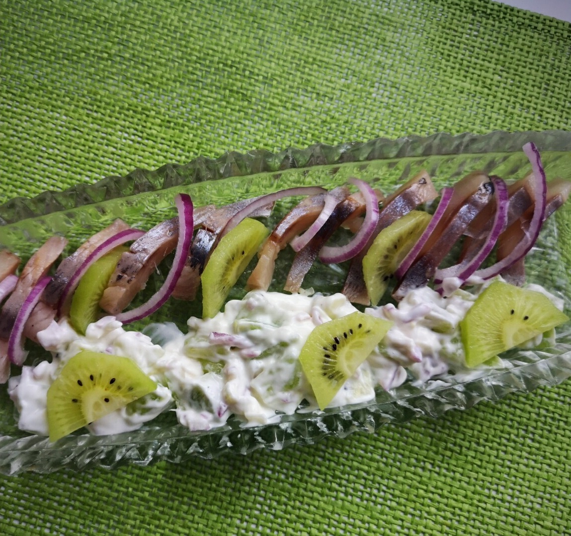 patiekta silkė su kiviais