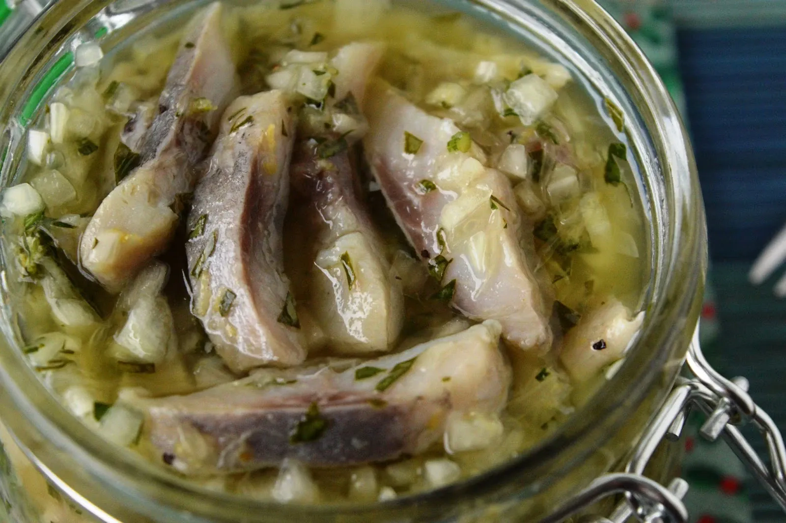 Citrininė silkė su medumi, baltojo vyno actu ir aliejumi