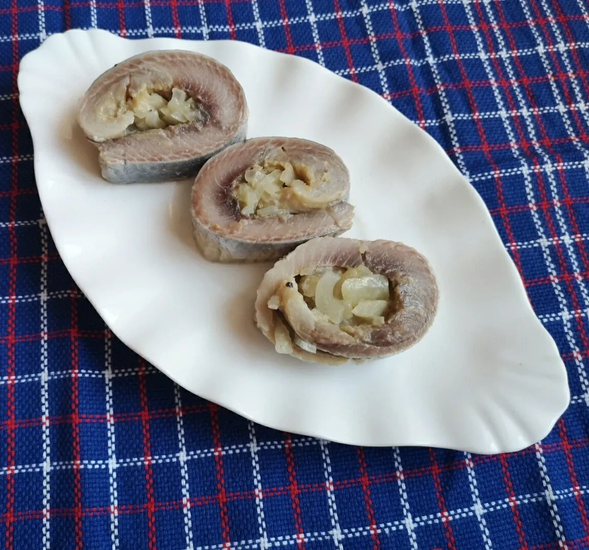 Silkės suktinukai su svogūnais ir garstyčiomis