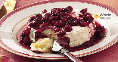 Keptas camembert sūris su uogiene